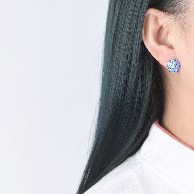 ダリアのピアス- 花びら一枚一枚に七宝焼を施した上品な一品 P153 ダリアのピアス- 花びら一枚一枚に七宝焼を施した上品な一品