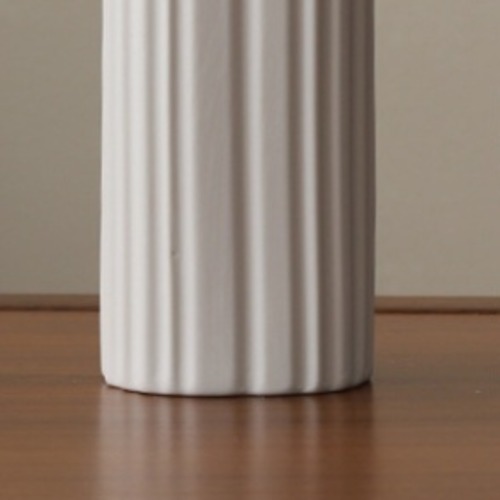 円筒花瓶 縦筋花瓶 白い花瓶 セラミック花瓶 ストレート花瓶 シンプル花瓶 モダン花瓶 リブ模様花瓶 デザイン花瓶 インテリア花瓶 おしゃれ花瓶 陶器花瓶