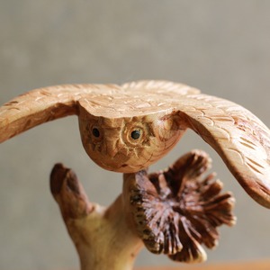 優雅に飛び立つ、木彫りのフクロウ