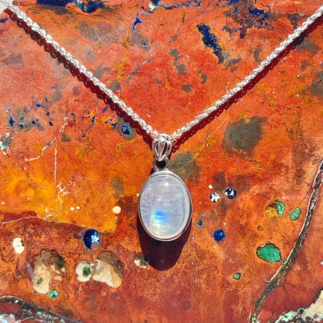 【超美石】レインボームーンストーン　ペンダント（チェーンつき）　1176