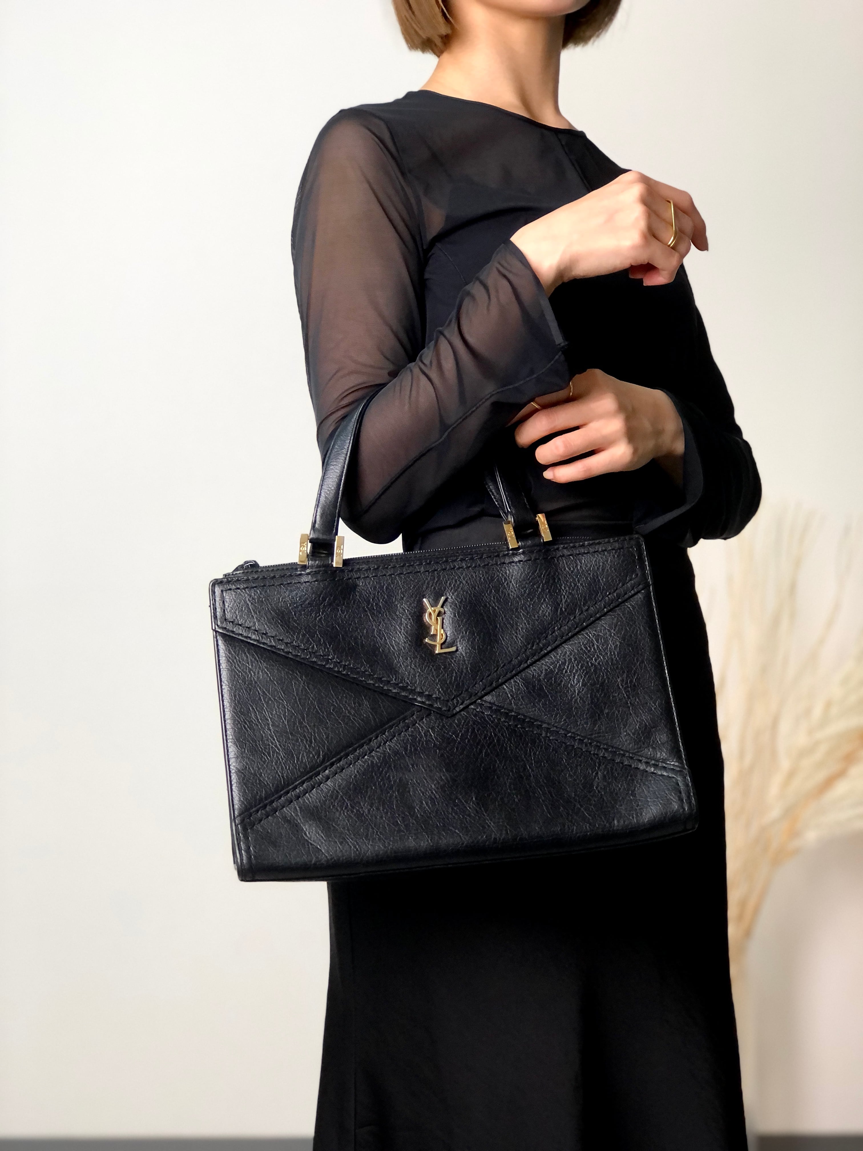 Yves Saint Laurent イヴ・サンローラン ハンドバッグ ブラック Yves Saint Laurent イヴ・サンローラン ハンドバッグ ブラック