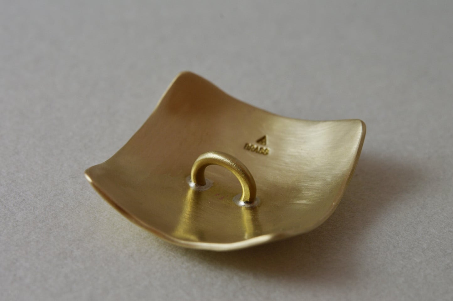 直販限定】形の髪飾り_ヘアゴム四角 / brass ［真鍮］ | UNODAISAKU