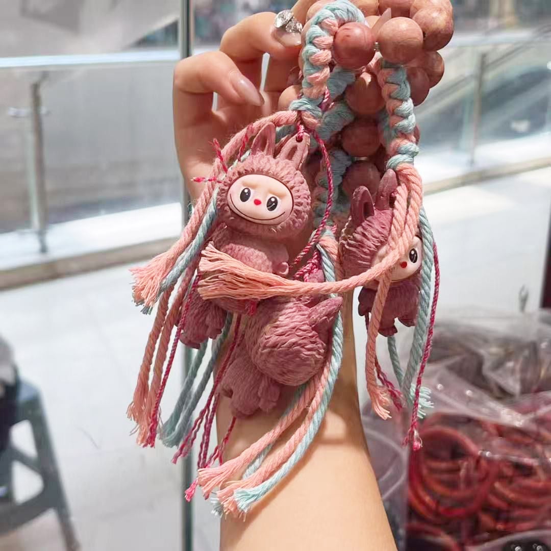 桜色のぬくもり ピンク系 立体Labubuキーホルダー!匠の手彫りLabubuキーホルダー 木彫りアートと愛らしさの融合 一点物のバッグチャーム