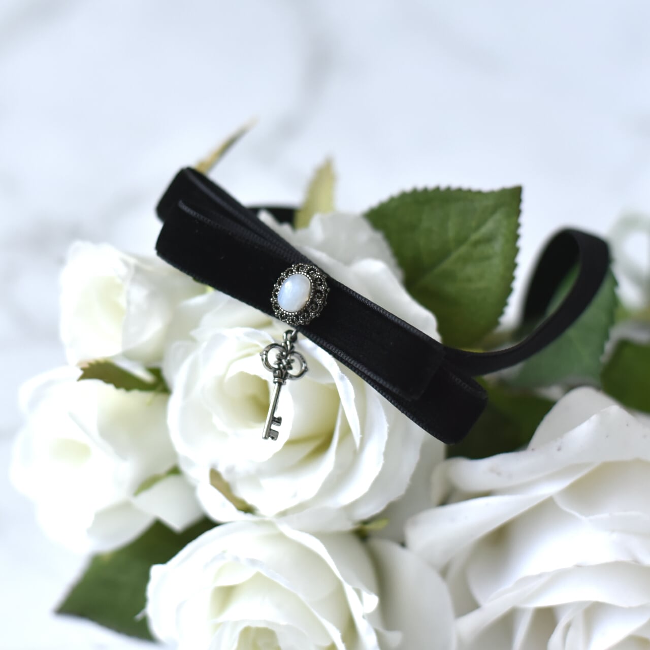 蜜月の鍵|黒のベルベットに秘めた鍵を揺らすダブルリボンチョーカー/ムーンストーン 可愛い 秘密 ゴシック キー