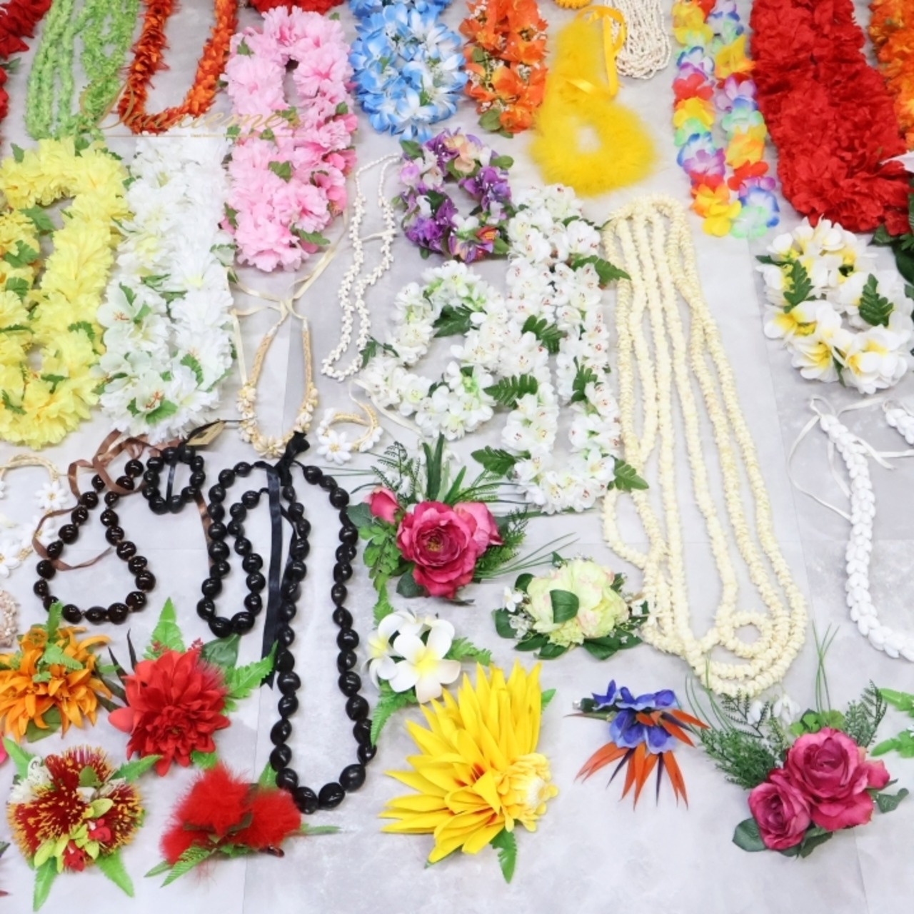 フラダンス 小物 小道具 まとめ売り 全70点 セット グリーン系 緑 レッド系 赤 ネックレス フラワーレイ リーフレイ 髪飾り 頭飾り リーフ タヒチアンダンス 小道具 民族舞踊 ハワイアンダンス セット商品 カラフル 鮮やか ハワイ フラワーアクセサリー