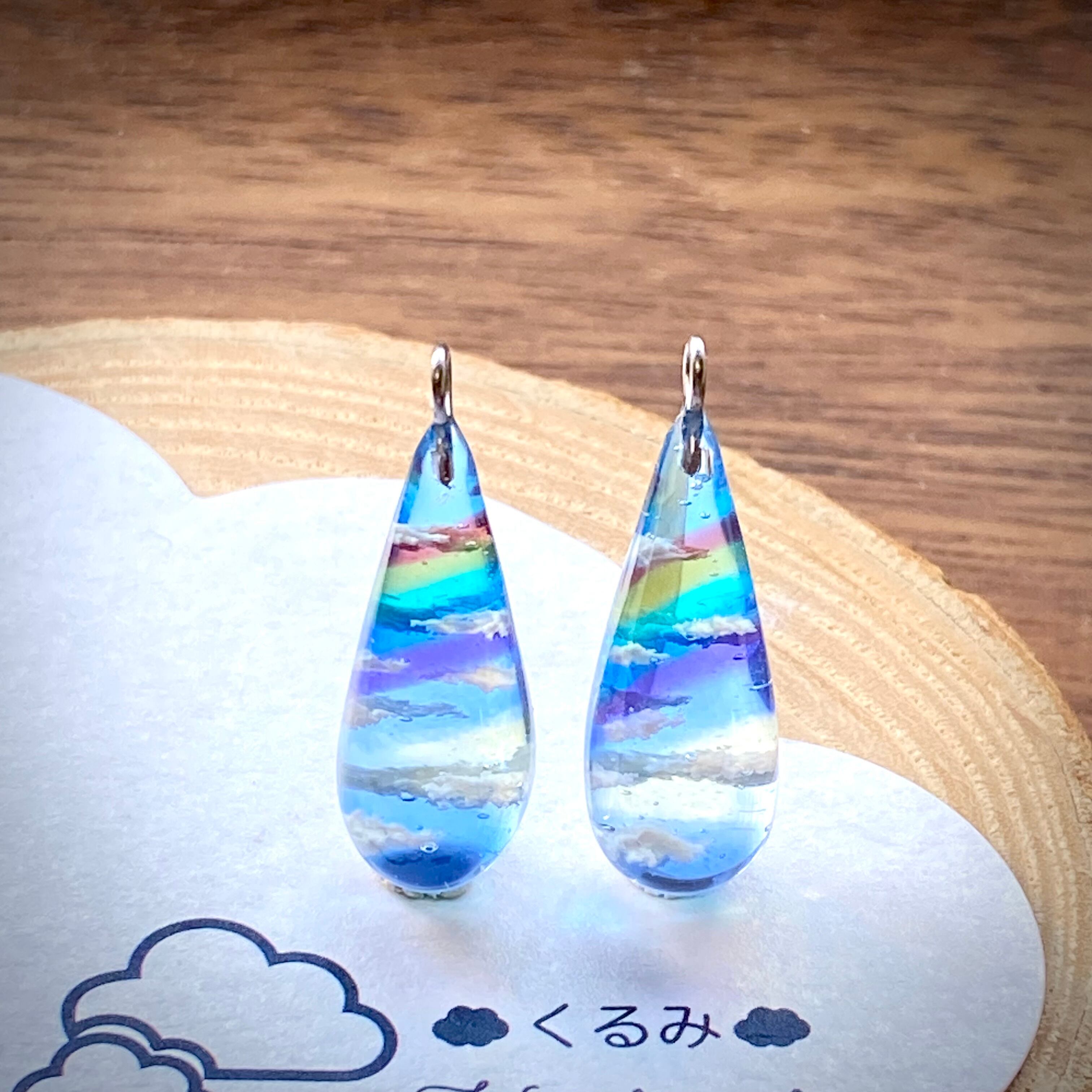 レジンピアス イヤリング 青空にかかる虹 涙型 22×10mm