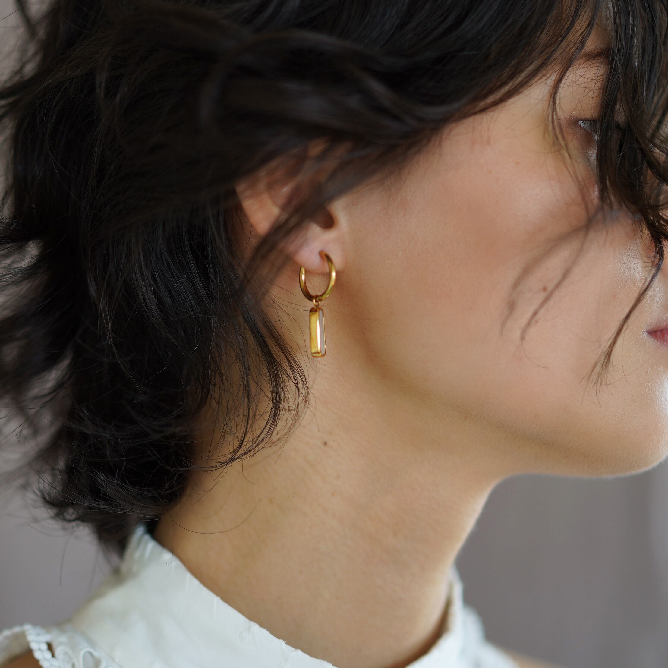 027 ホワイト シェル デザイン チャーム ピアス イヤリング ハンドメイド ピアス イヤリング フラワー シェル (S) お花 可愛い ホワイト チタンポスト 上品 2次会 パーティー ゆかた 浴衣 レディース 大人っぽい  シンプル かわいい P1132シェルフラワーシリーズ | VINGTAINE（ヴァンテーヌ）