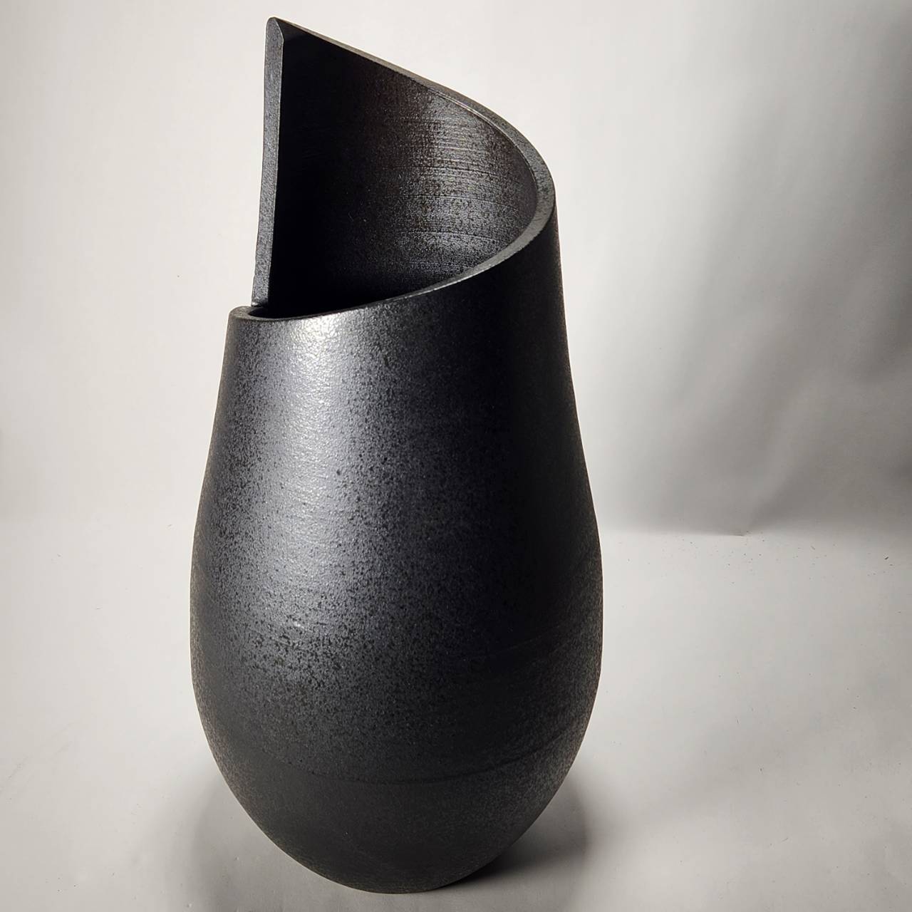 黒スパイラル花入 15号 （信楽焼き・花瓶・花入れ・花器・壺・壷