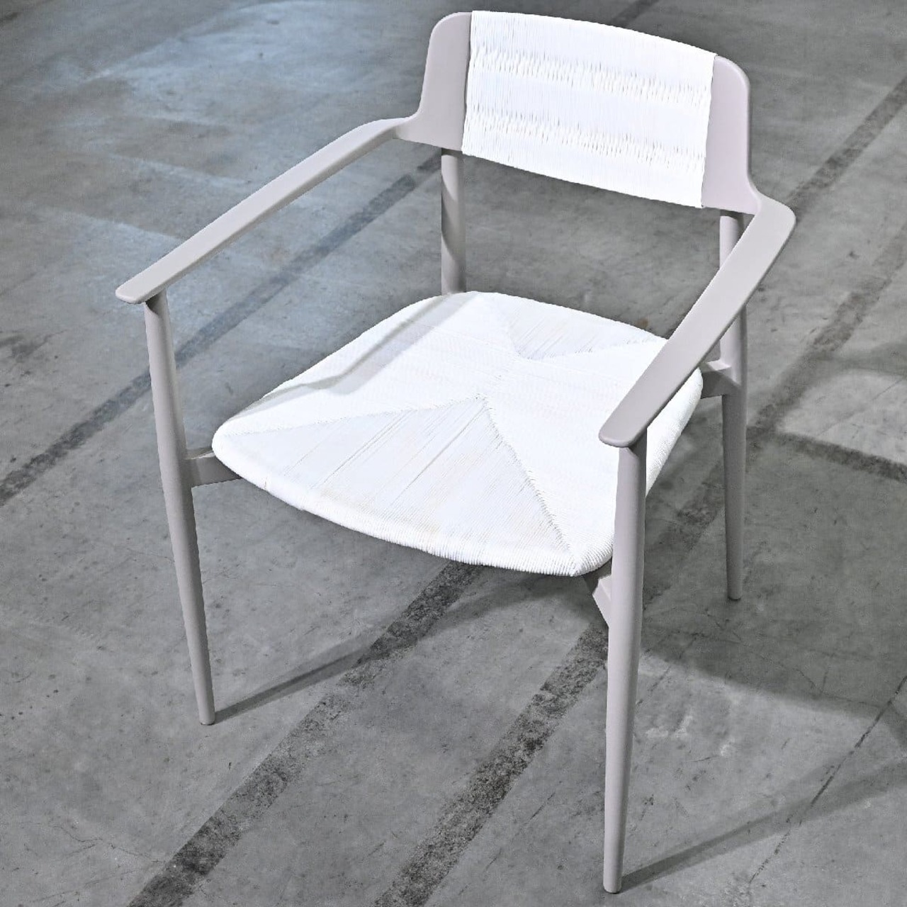 未使用・保管品 カジャ 6万「Padang/パダン」ダイニングチェア B ロープ編み アルミニウム アーム ホテル オフィス 会議 KAJA【中古家具/中古インテリア/USED家具ユーズド家具/リサイクル】