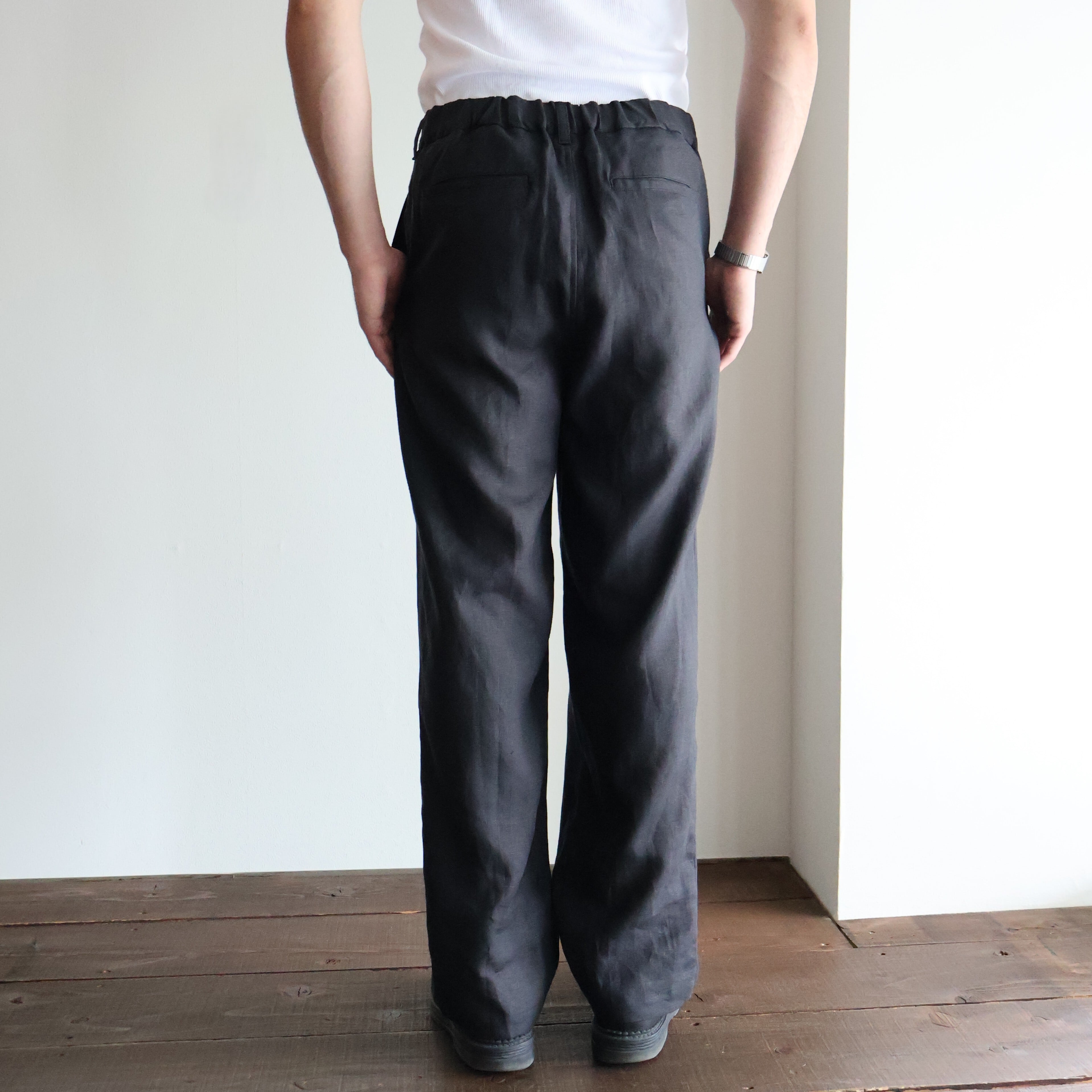 パンツ STILL BY HAND / Linen tuck tapered pants STILL BY HAND “ Linen Tapered Pants ( Charcoal )” | H.inch