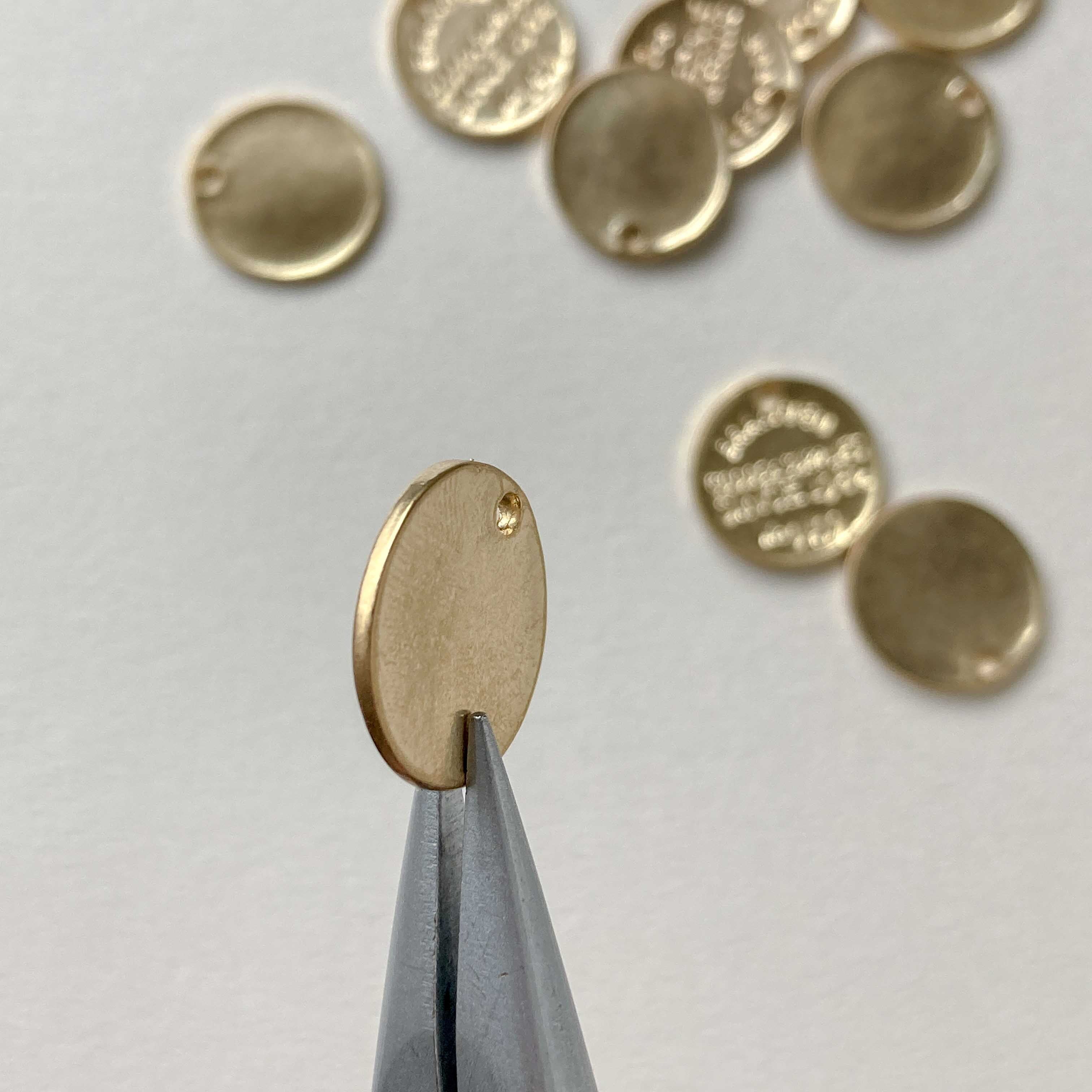 再入荷〉刻印ラウンドプレートチャーム | Dua-アクセサリーパーツショップ