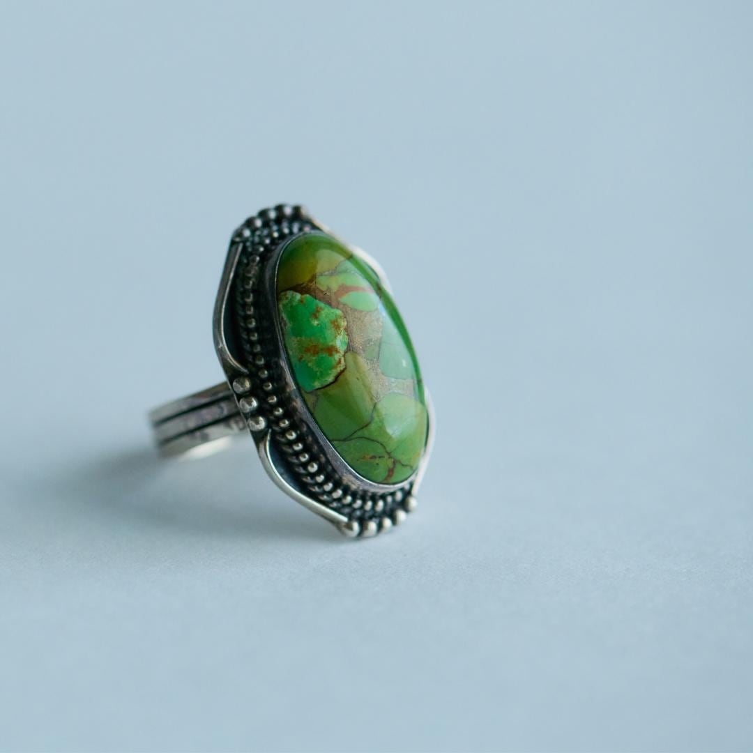 【J217】ヴィンテージ ナバホ族 グリーンターコイズ　リング　10号 J217】ヴィンテージ ナバホ族 グリーンターコイズ リング 10号