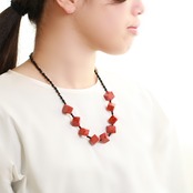 遊び心をくすぐるコスチュームアクセサリー！ アップル珊瑚キューブ オニキス ネックレス ne1099