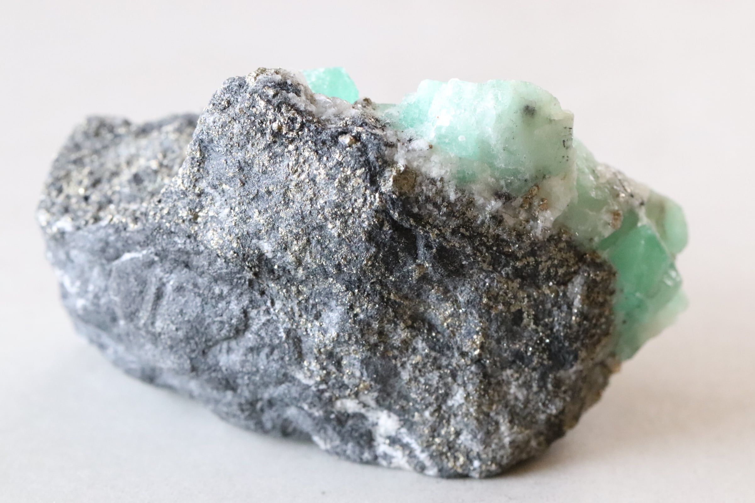 暮らしの中の鉱物】コロンビア産エメラルド原石1 | Maktub 〜stone for