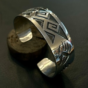 トリニダードルーカス&ティムモア（Trinidad Lucas&TimMowa）ウェーブ&ベアパウバングル