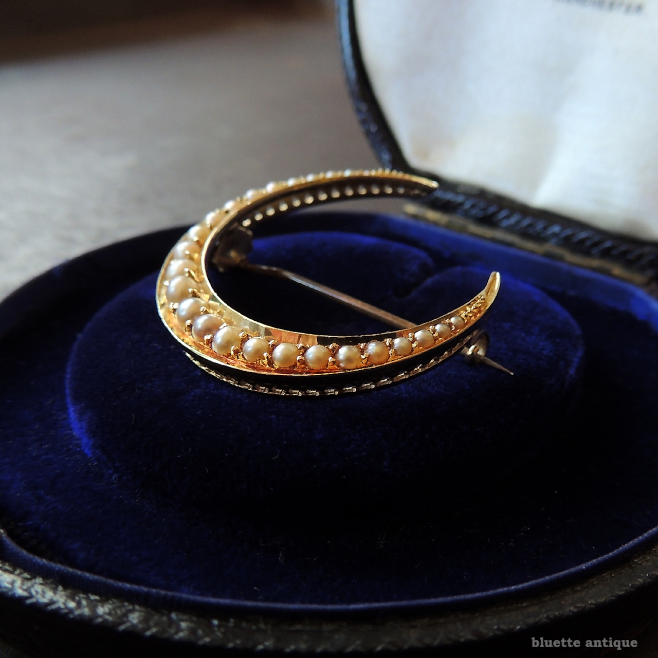 英国アンティークジュエリー 15ctゴールド 真珠 クレセント(三日月)ブローチ(鑑別書付)