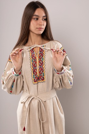 ウクライナ刺繍ヴィシヴァンカ・クラシック イワノフランキースク州モデル　クロスステッチ　手刺繍　ブラウス　麻　レディース・フリーサイズ