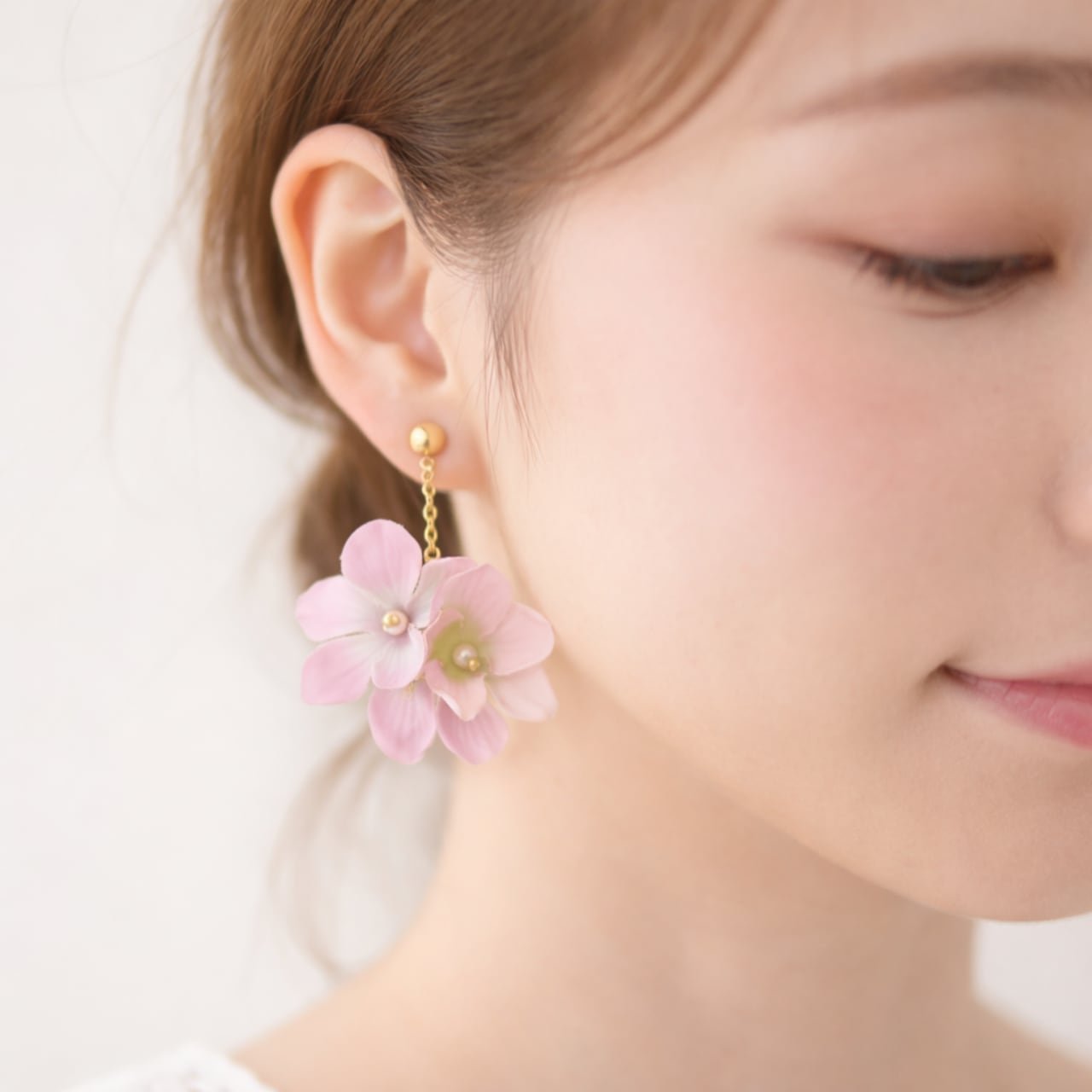 Kururi】淡桜の布花イヤリング | ハンドメイドショップ zatta-na