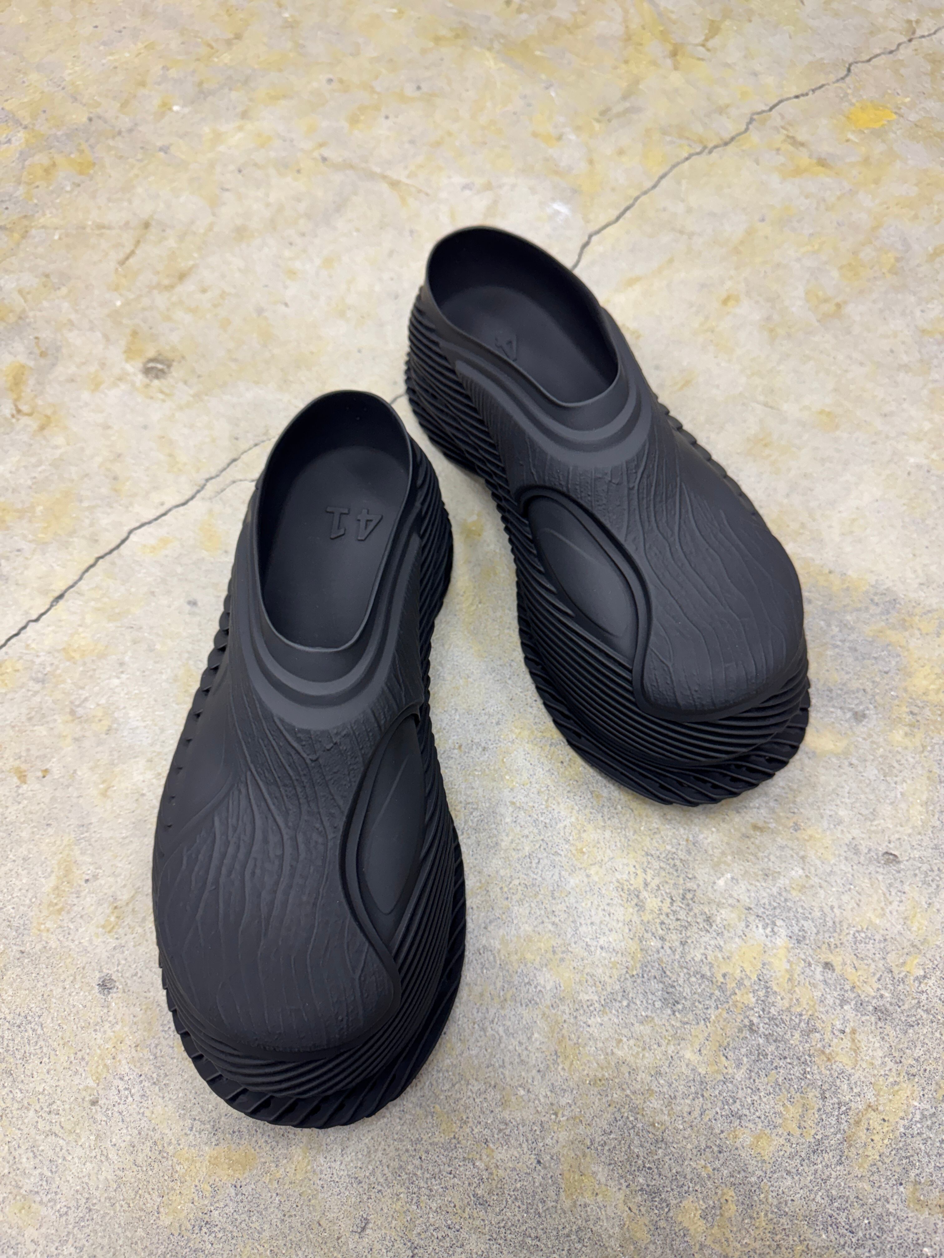 ALIVEFORM | STRATUM DERBY MULE | CHARCOAL | HOWDAY
