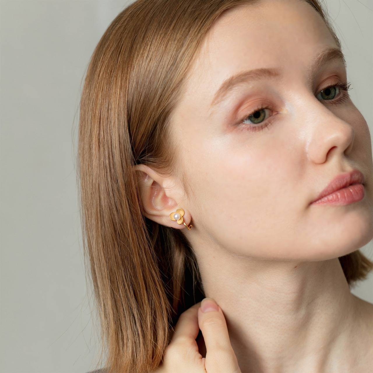 Gold earclip GME19 Three petalsイヤリング
