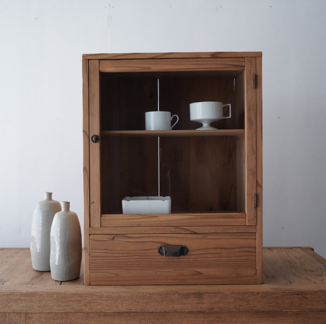 古いガラス戸棚