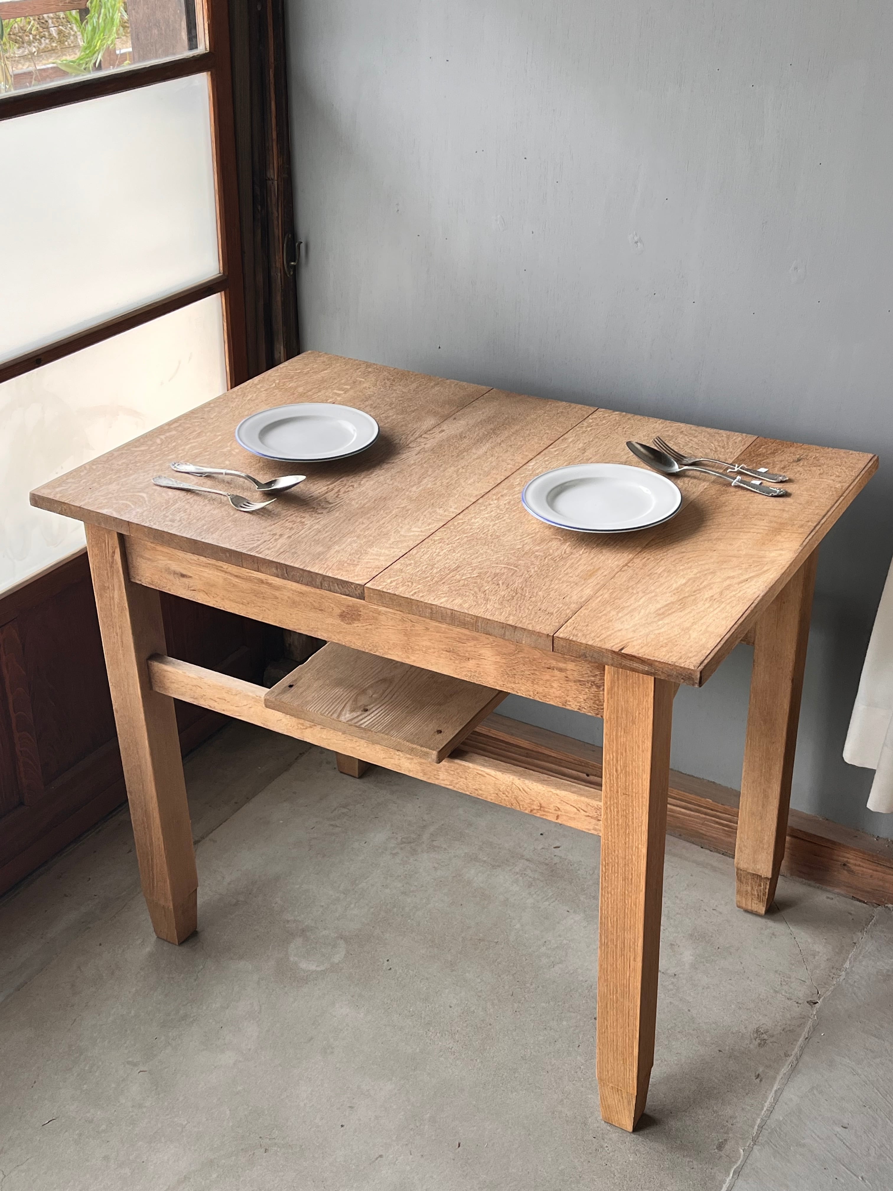 小さめのダイニングテーブル