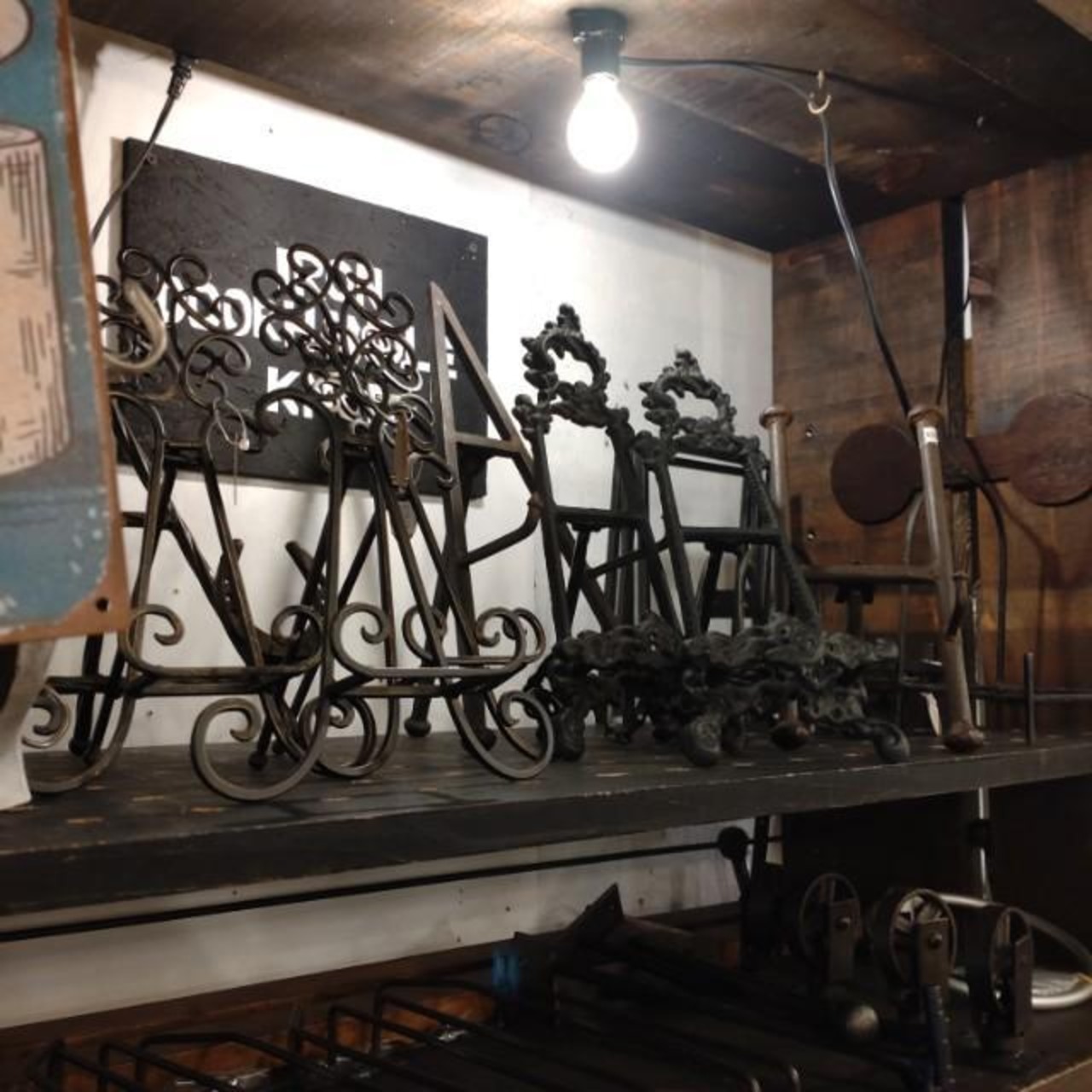 India Triangular Easel Stand Made of Iron　Iron　Antique Style　Changes over time　Display　
