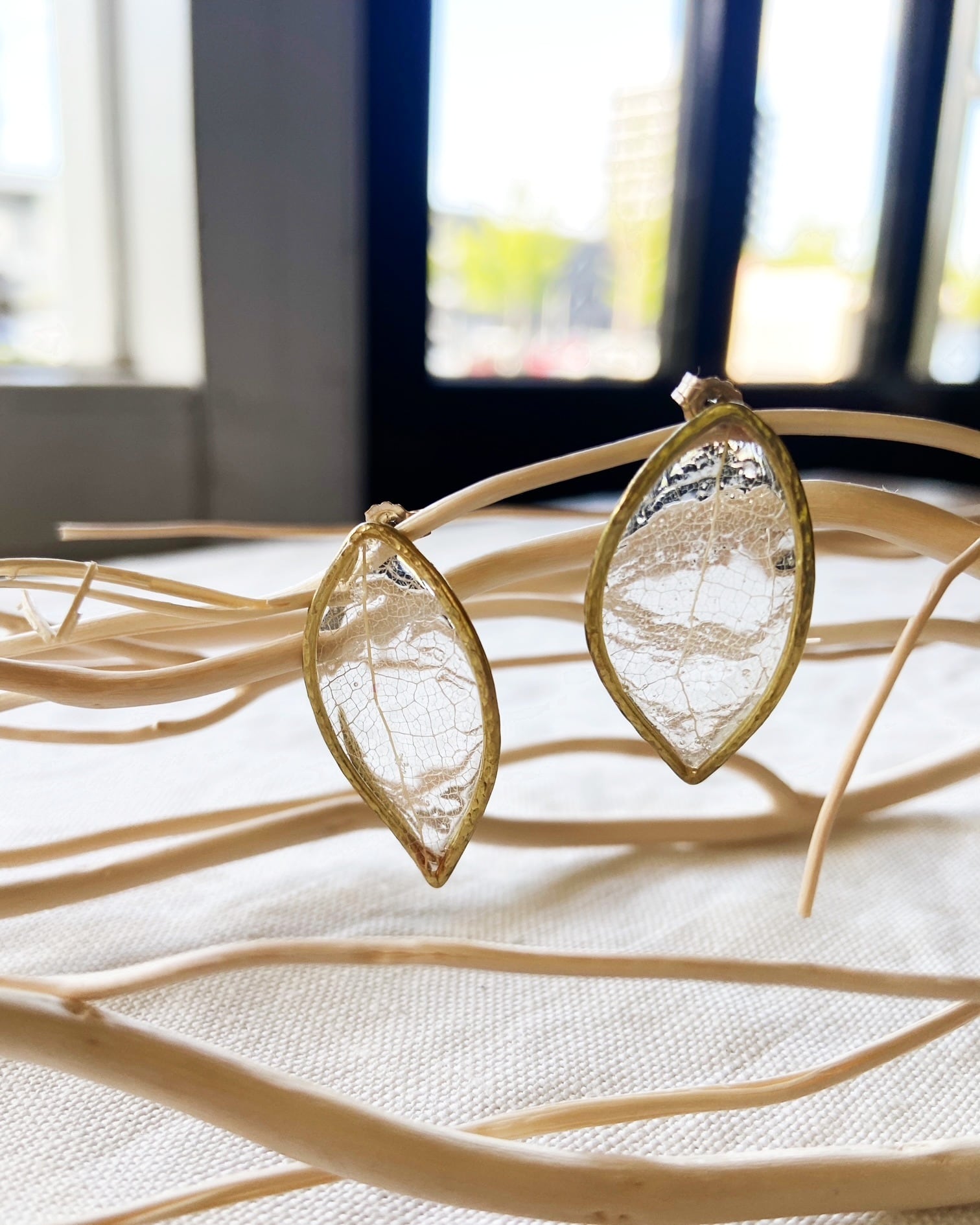 art jewelry marble 葉っぱピアス