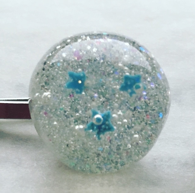 ヘアピン レジン 白 水色 キラキラ 髪飾り 星 Aqoobee Aqoobeezakka ハンドメイド ひとつのおくりもの ヘアピン レジン 白 水色 キラキラ 髪飾り 星 Aqoobee Aqoobeezakka ハンドメイド ひとつのおくりもの