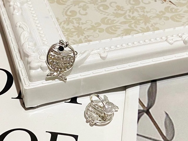 イヤーカフス　ノンホール　フィッシュモチーフ　ラインストーン　ビジュー