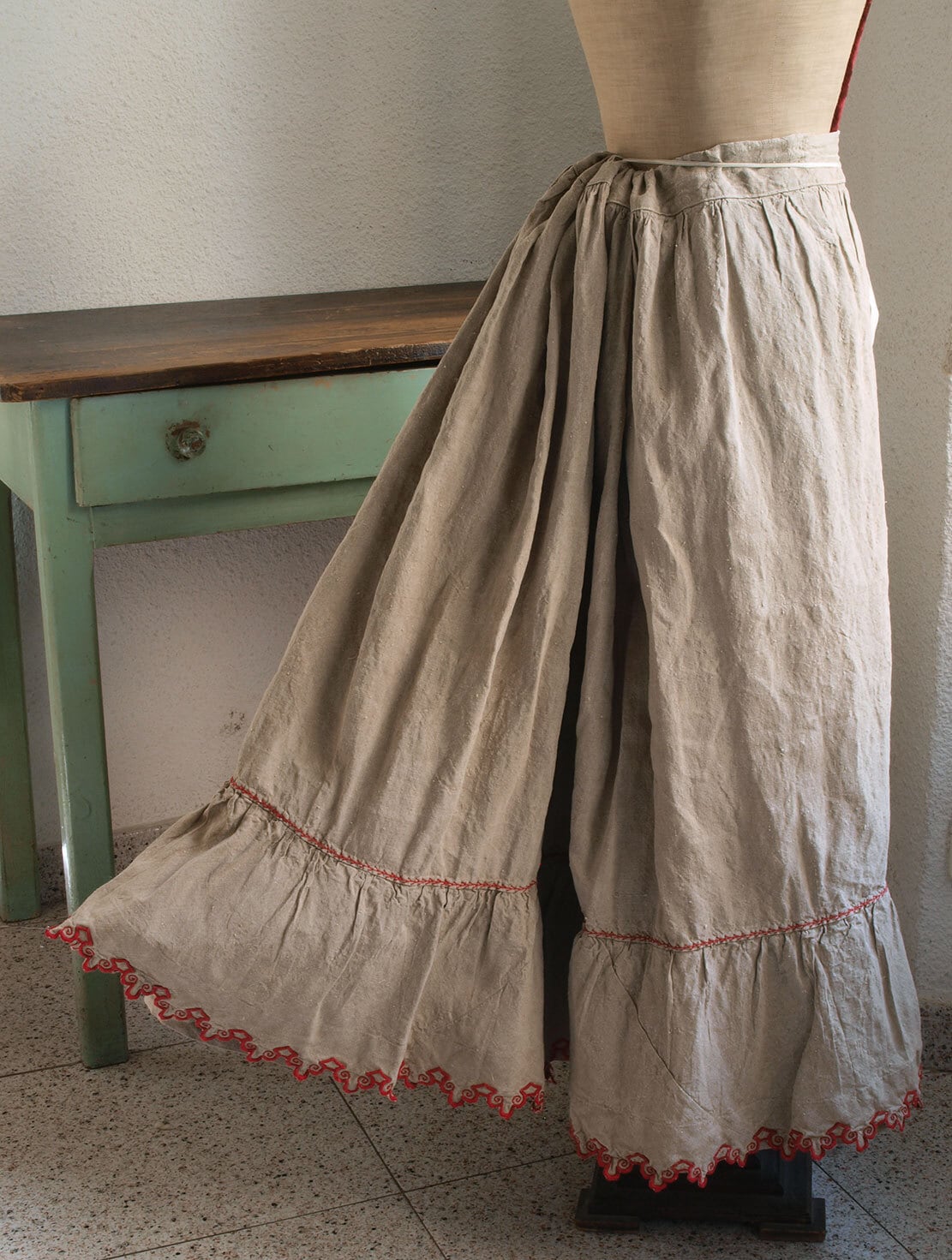 スカラップ刺繍のペチコート丈89cm リネン ギャザー ベージュ 1940年 時代衣装 メイド フランス アンティーク/H597 