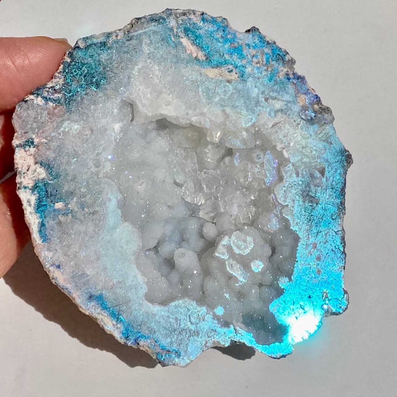 カルセドニーのドゥルージー入りオーラアゲートのジオード Aura Agate