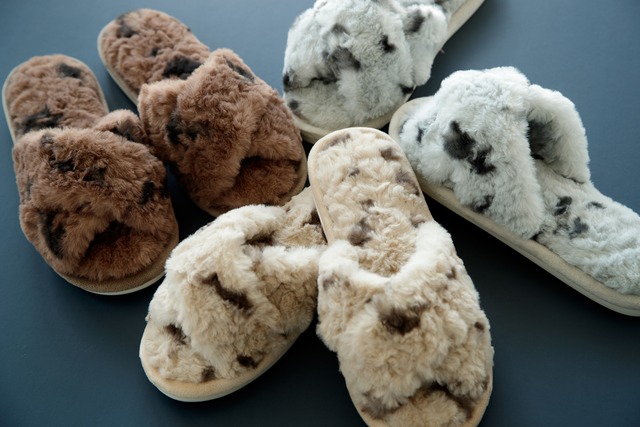 ルームシューズ もこもこ ブランド レディース ルームスリッパ おしゃれ 可愛い 疲れない 前あき 低反発 暖かい 冬 ホワイト 白 モカ ブラウン グレー ビスク 0020SNO00 Bq071