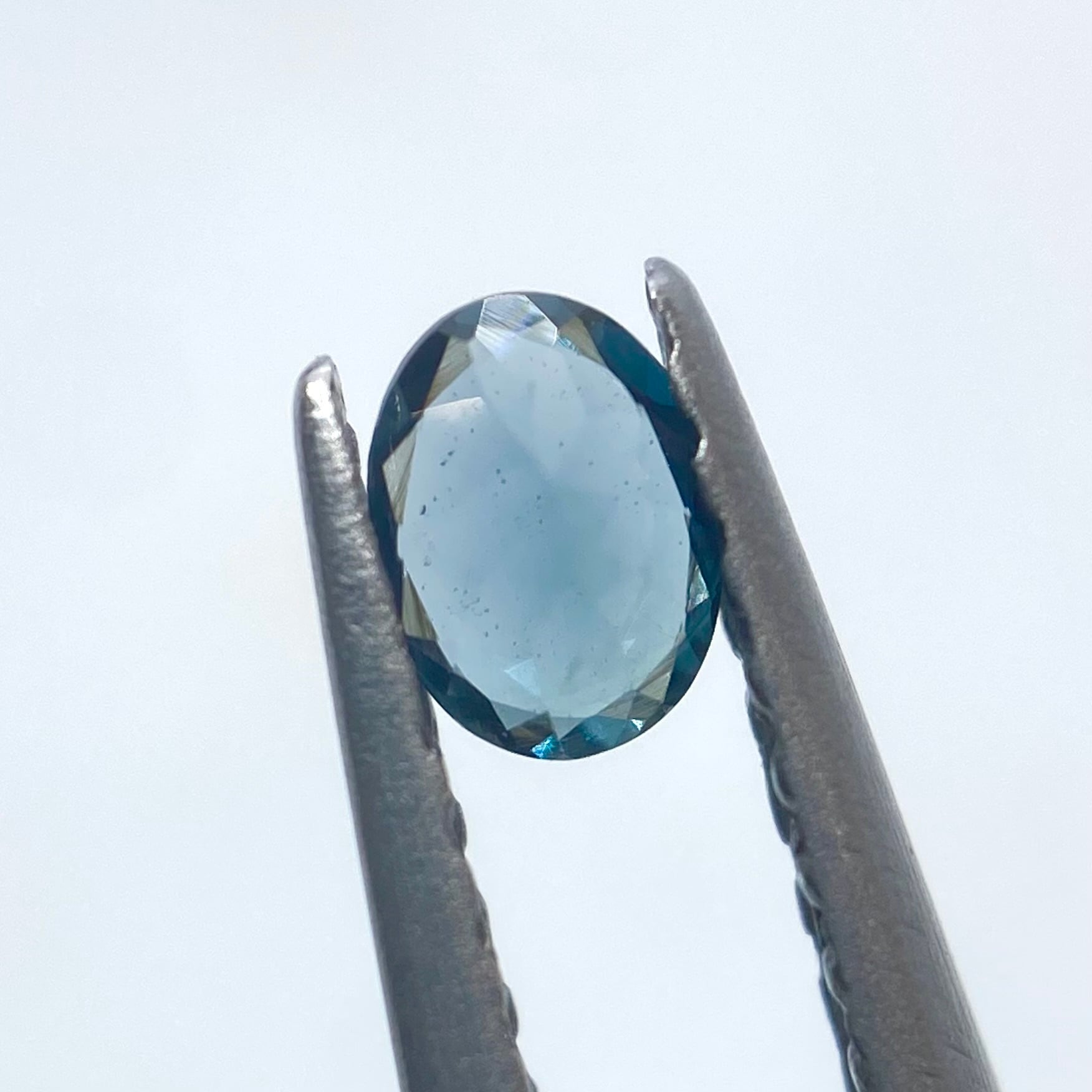 魅惑的な変色ベキリーブルーガーネット