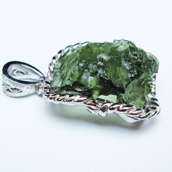 モルダバイト ペンダント モルダウ石 ペンダントトップ 原石 一点物 メール便可 [M便 1/20] 199-540