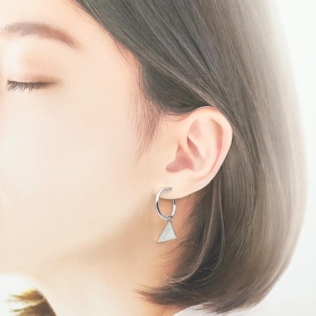 プラダ エナメルメタル ピアス 偽物 Enameled metal earrings