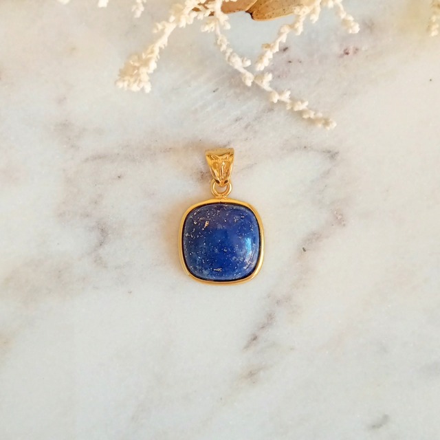 【アフガニスタン産】ラピスラズリ ペンダント トップ（S／スクエア）｜SV925（ゴールド）〈ギフトボックス付き〉