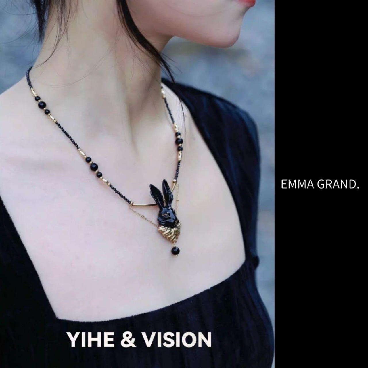 夜の森を見守る黒兎の静謐ネックレス　E00654