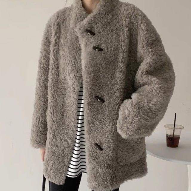 スタンドカラー トグルボタン 総ファーコート レディース トップス コート アウター 上着 羽織 ミディアム 長袖 ドロップショルダー ハイネック 襟付き もこもこ ふわふわ 前開き ボタン ファー かわいい 大人可愛い シンプル カジュアル おしゃれ こなれ感 ルーズ 存在感 無地 春 秋 冬 ママ 通勤 学生 学校 通学 デート お出かけ 旅行 公園 女子会 休日 重ね着 暖かい 防寒 体型カバー 普段使い 着回し S M ゆったり ライトグレー ダークグレー オフホワイト メープルイエロー