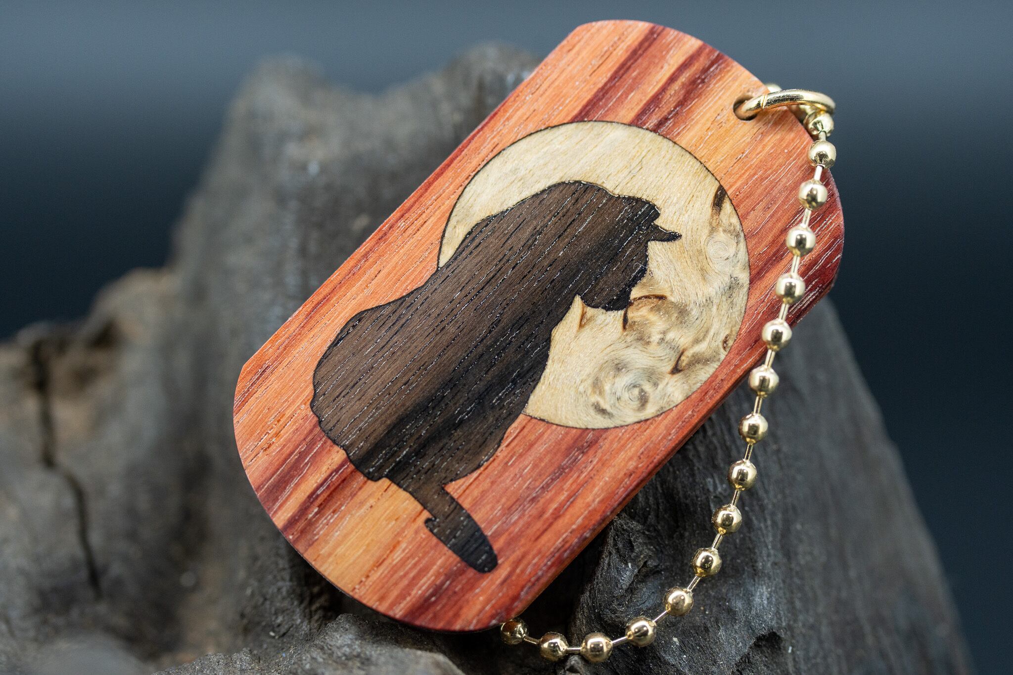 【 木材の女王】 チューリップウッド ドッグタグ 象嵌 横を向く上品な猫