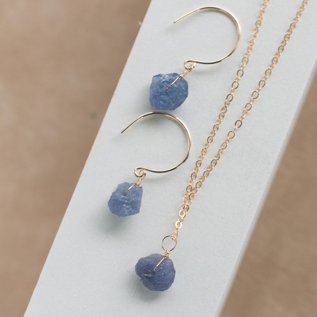 ギフトラッピング無料☆レア☆タンザナイト原石ラフカットAAA★一粒ペンダントとピアスのセット☆イヤリング変更無料