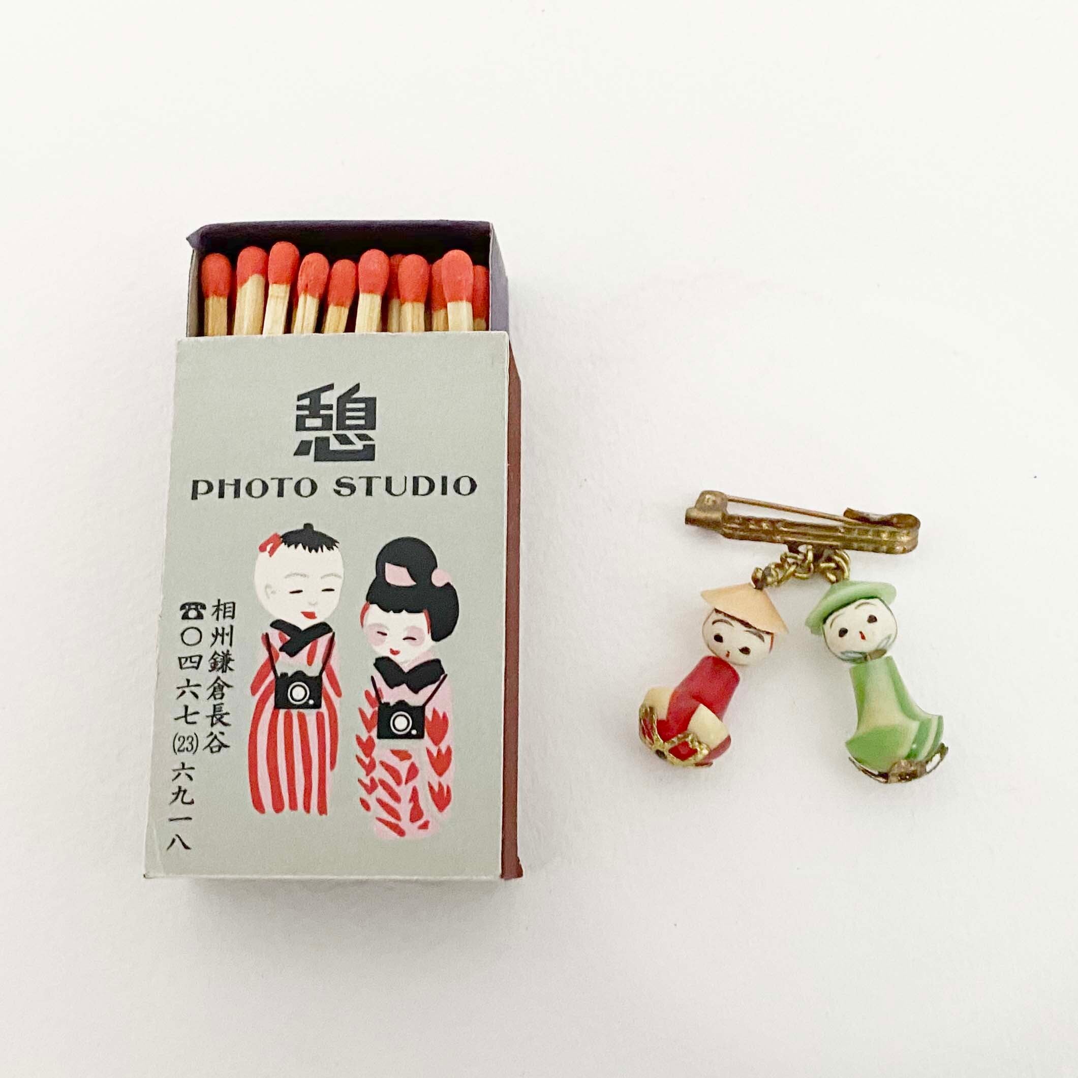 ミニチュアこけしペアブローチ