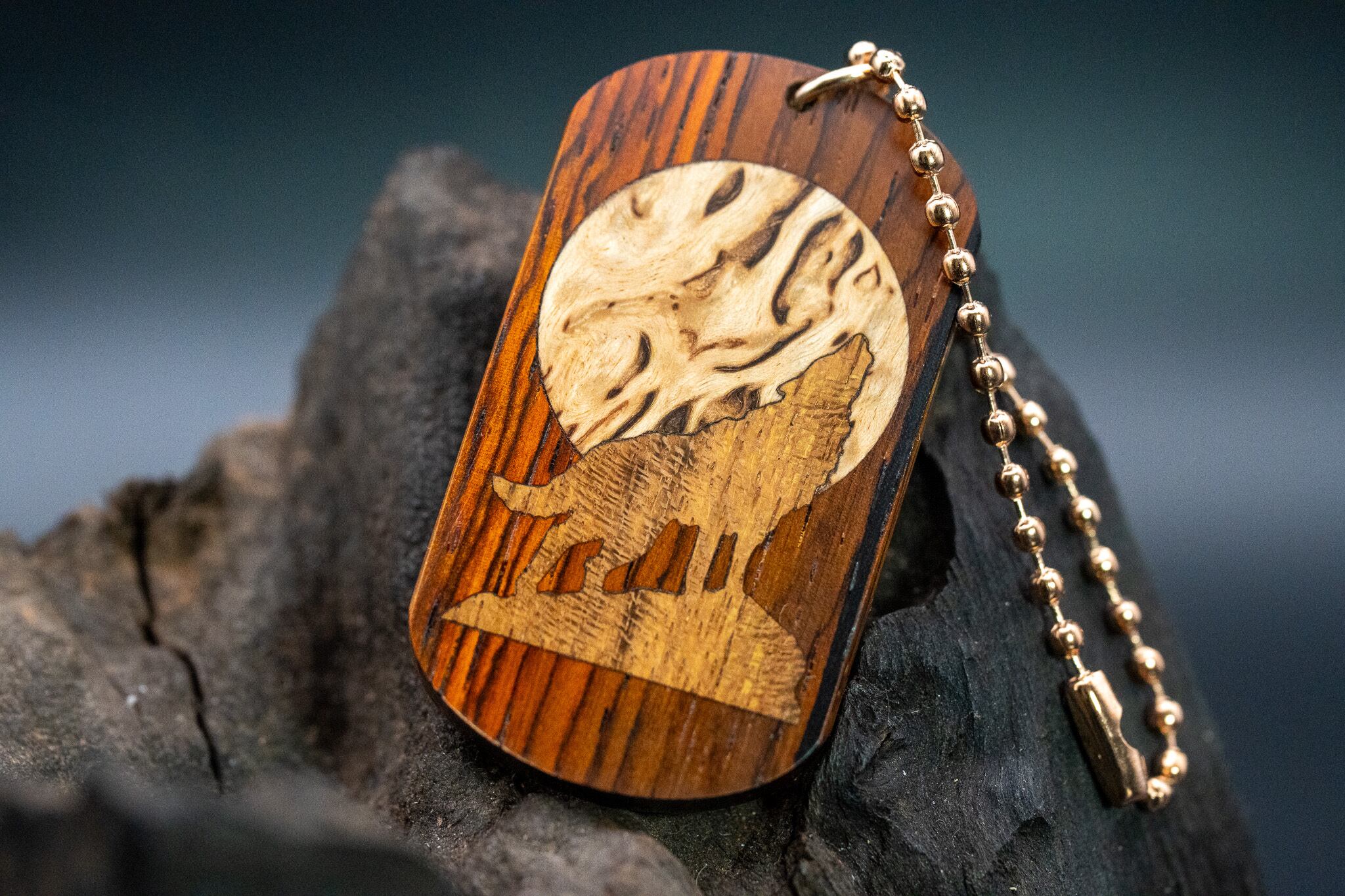 【 エスニックなローズウッド 】ココボロ ドッグタグ 象嵌 月と狼