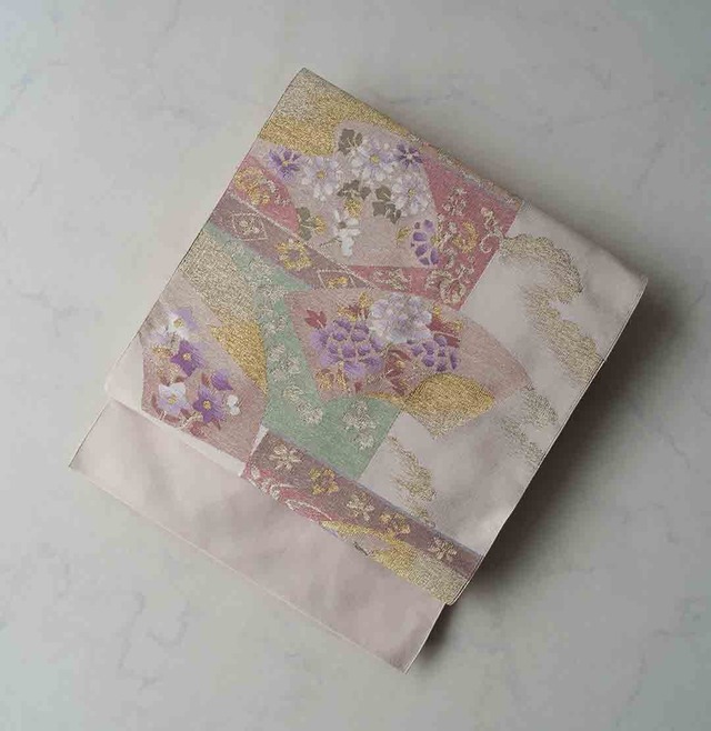 【なごや帯】 薄卵色　扇や色紙に花文　綴れなごや帯  松葉仕立て