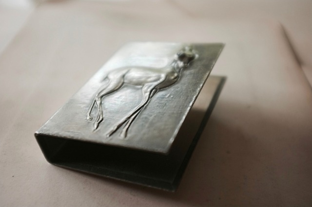 フランス 雌鹿と青い瞳とマッチホルダー エタン製 アンティーク