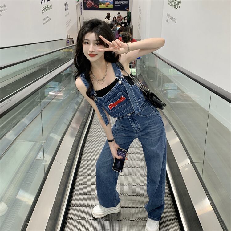 カジュアル レトロ ガーリー デニム セットアップ レディース ツーピース オールインワン風 サロペット風 トップス ロゴ キャミソール ノースリーブ ミニ丈 クロップド ボトムス ワイドレッグ ストレート ジーンズ デニムブルー スタイルアップ 脚長効果 おしゃれ 男ウケ