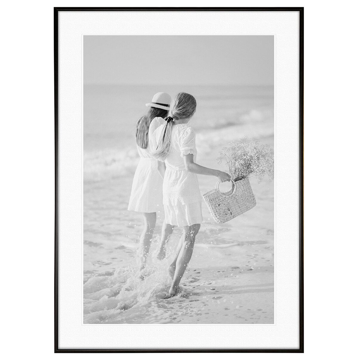 人物写真 砂浜を歩く少女たち モノクロ インテリアアートポスター額装 AS3786