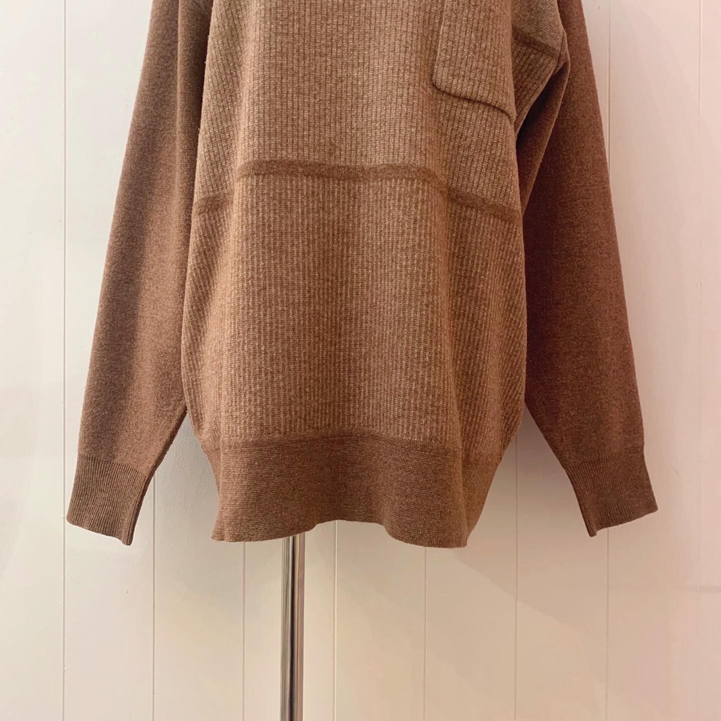 mini pocket brown border sweater