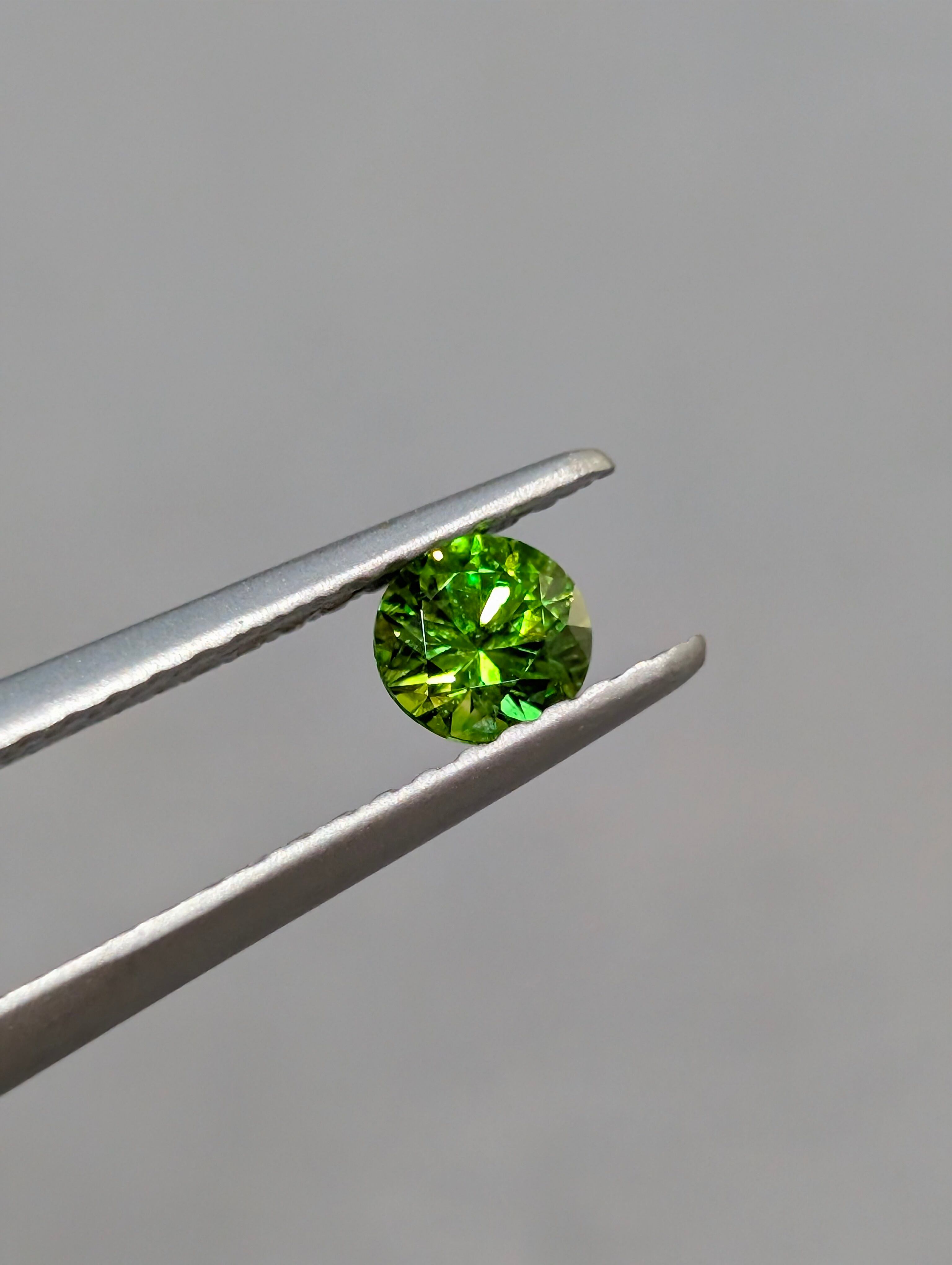 イラン産デマントイドガーネット 0.30ct 3.95mm ラウンドルース トップ 