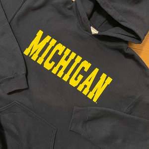 【GILDAN】カレッジ ロゴ スウェット パーカー フーディ MICHIGAN ミシガン大学 M US古着